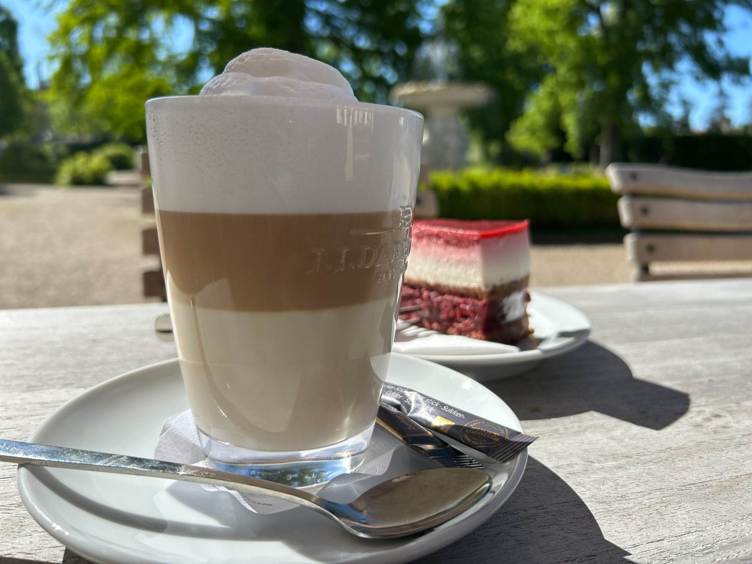 Latte macchiato im Schlossgarten der Orangerie Neustrelitz